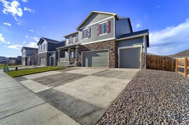 Building Photo - Gorgeous 4 bed, 3 bath, loft and an office!