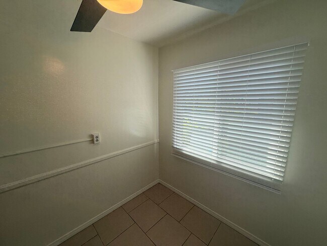 Building Photo - 1820 N Hollywood Way
