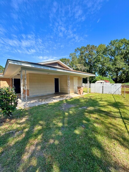 Building Photo - 2688 Cheshire Dr S