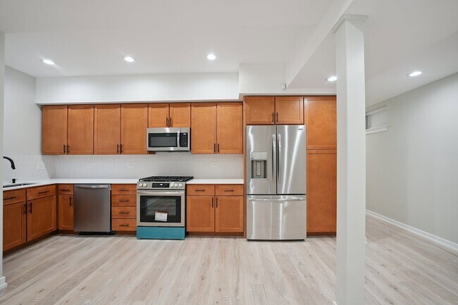 Building Photo - 1635 W Warren Blvd