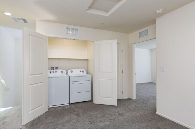 Building Photo - Stunning New-Build Townhouse in Growing 89139 Neighborhood