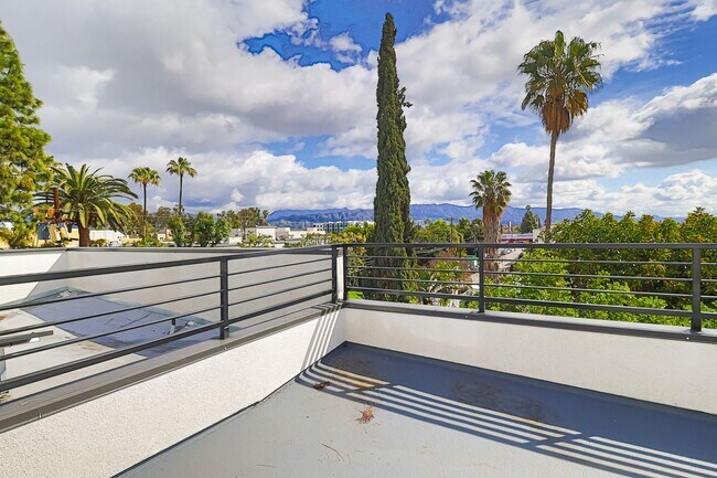 Building Photo - Modern 4 Bed / 3 Bath Townhome with Privat...