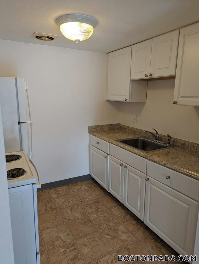 Building Photo - 525 Highland Ave