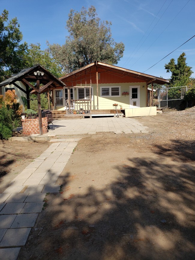 Building Photo - 861 Hutchison St
