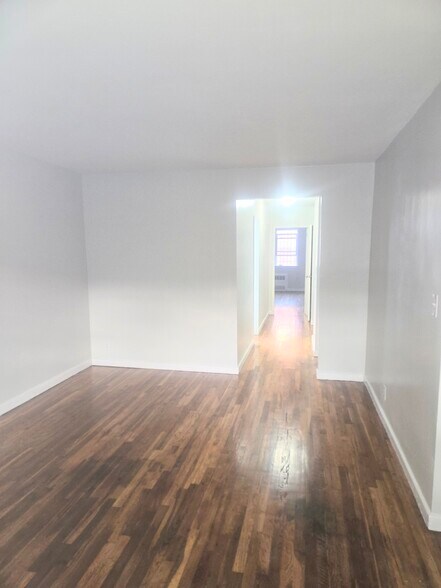 Building Photo - 1037 E 57th St