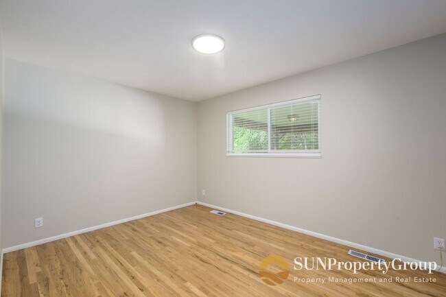 Building Photo - Stunning Remodeled Home in Desirable Cottonwood Heights!