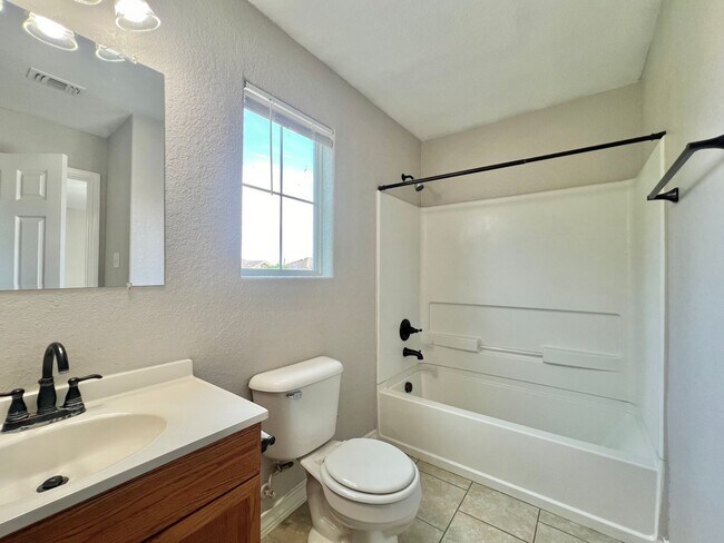 Building Photo - 5107-5109 Flipper Dr