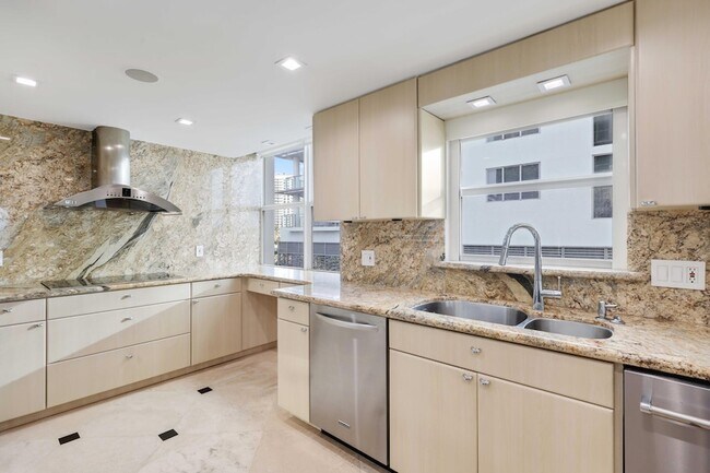 Building Photo - 511 Bayshore Dr