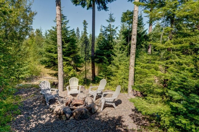 Building Photo - Gorgeous Furnished Home with Mountain Views!