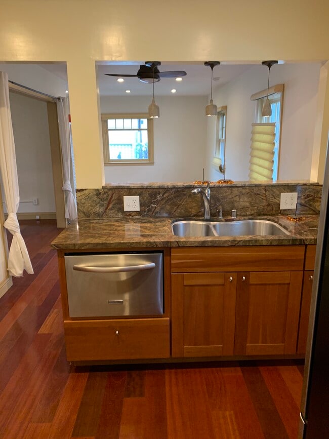 Building Photo - 307 6th Ave