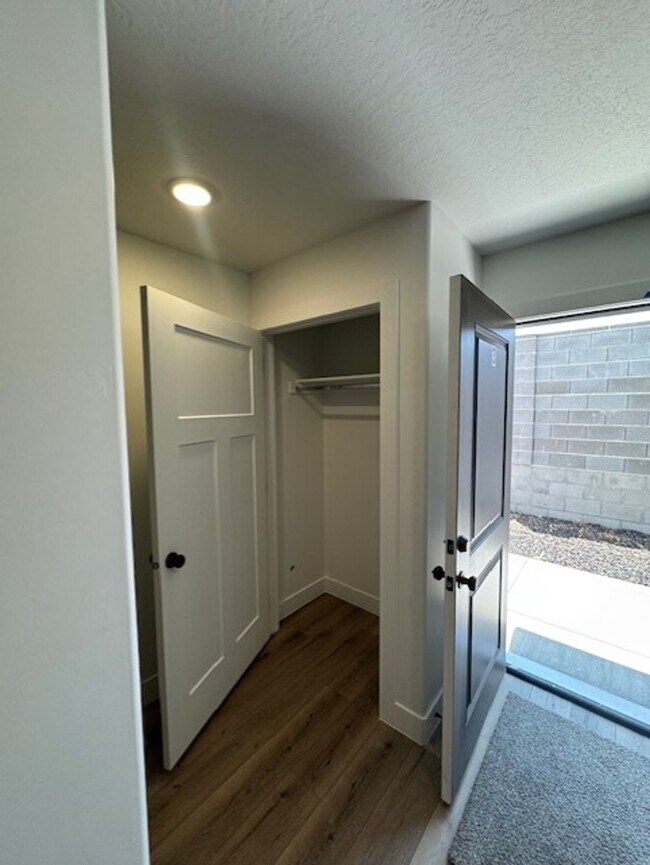 Building Photo - Room for Rent