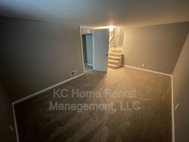 Building Photo - 706 NE Orchard Dr