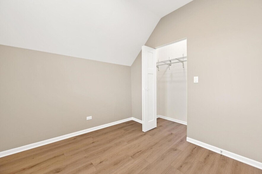 Building Photo - 3311 N Ravenswood Ave