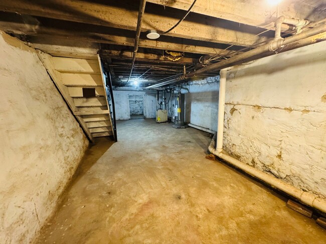 Building Photo - Renovated 3bd/1bth House with Rear yard!! ...