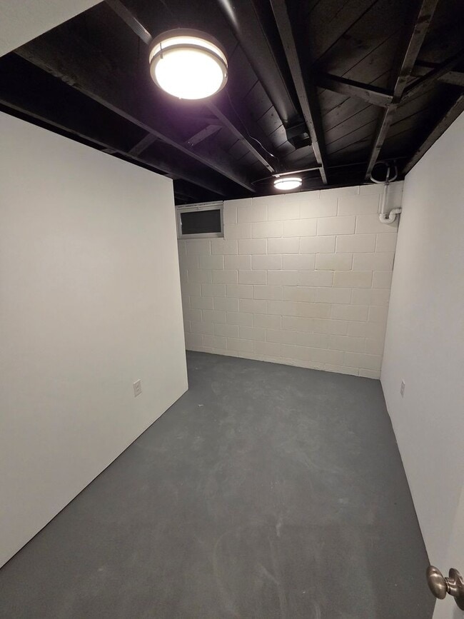 Building Photo - Newly remodeled 4 bed, 2 bath, 1 car garage, fenced in backyard