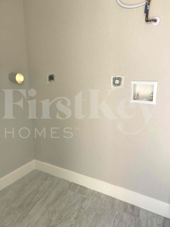 Building Photo - 1640 NE 32nd Pl