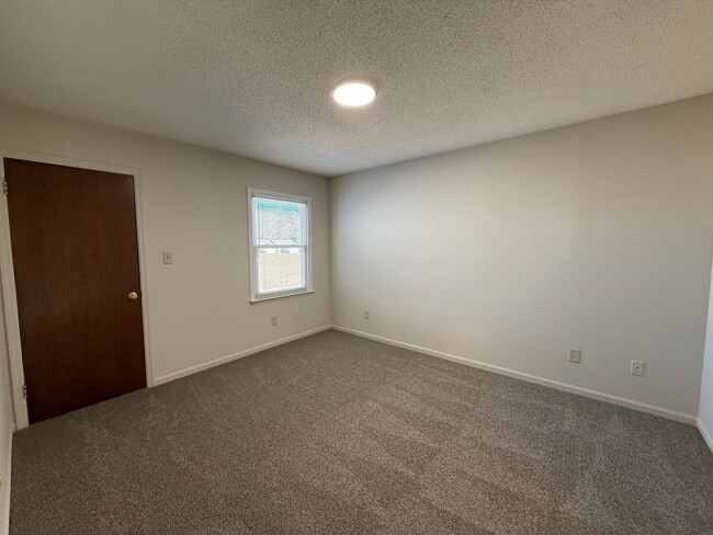 Building Photo - 2 bedroom, 1 bath Duplex