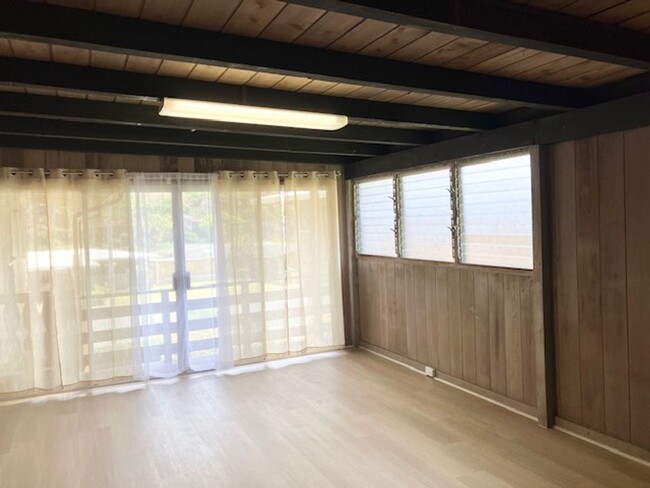 Building Photo - Waialae-Kahala Spacious 3 bedroom & Den, 2...