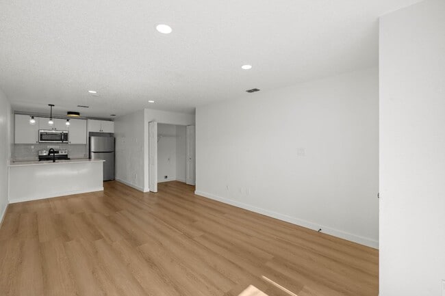 Building Photo - 5425 SE 30th Pl