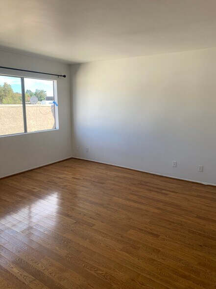 Building Photo - 1101 Laveta Terrace