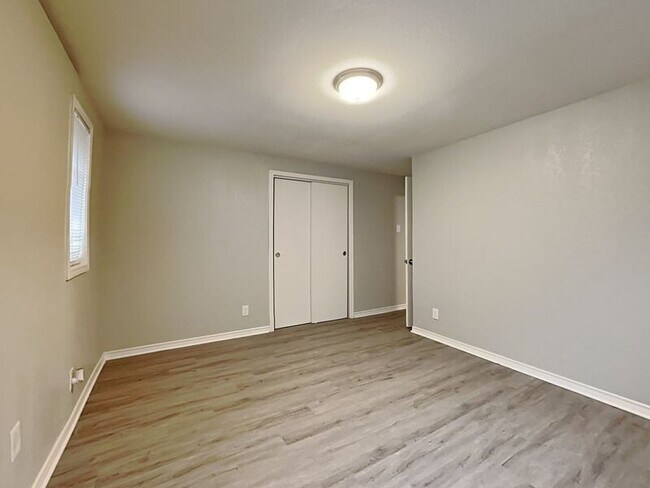 Building Photo - 13415 Spring Grove Ave