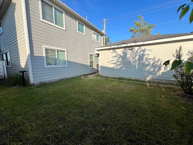 Building Photo - 11711 Chanteloup Dr