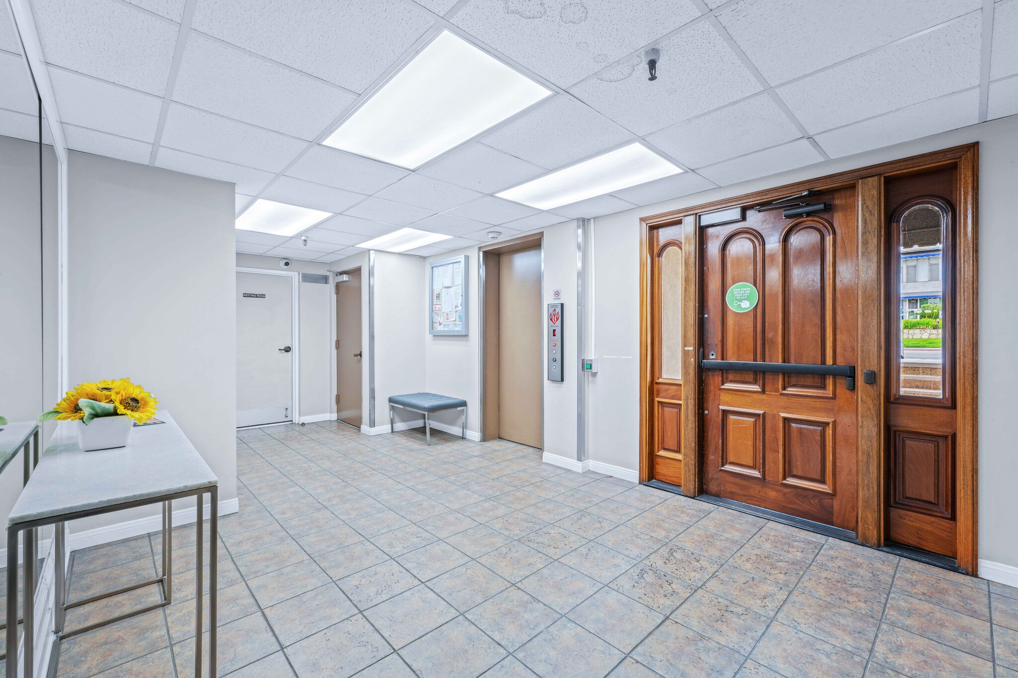 Lobby w - 12801 Moorpark St