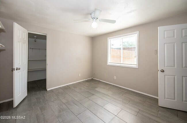 Building Photo - 810 E Linden St