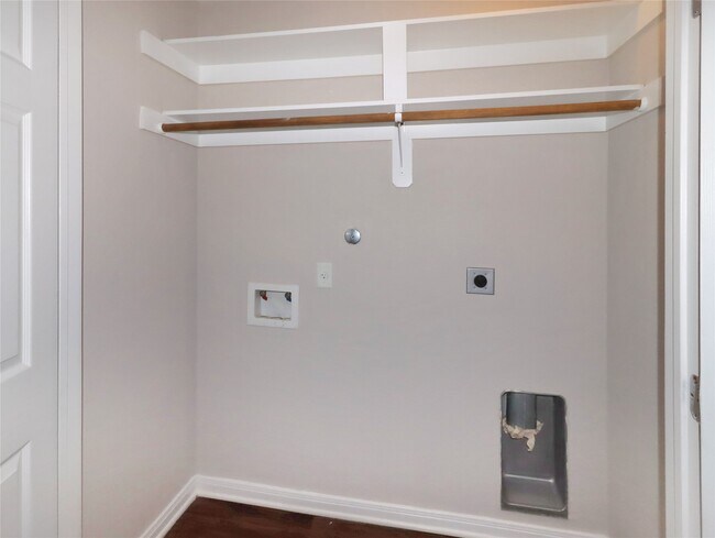 Building Photo - 7406 Blue Jay Dr