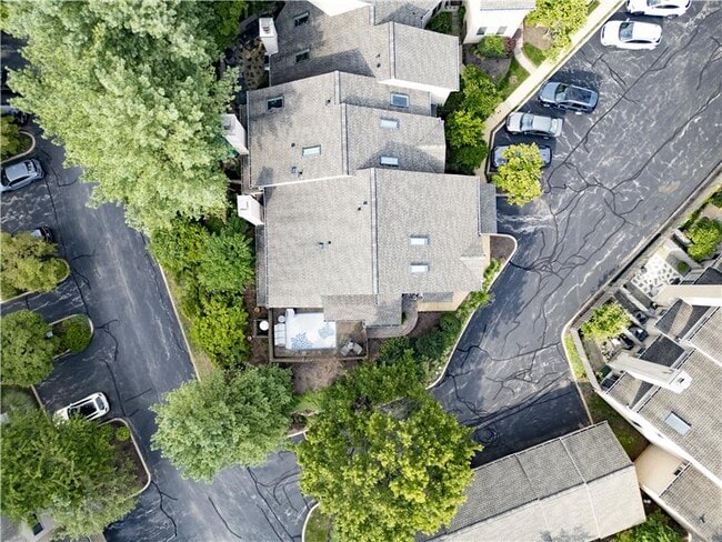 Building Photo - 42 Greythorne Woods Cir