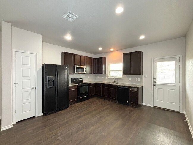 Building Photo - Gorgeous 4 bedroom home!