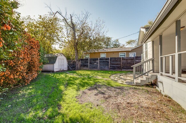 Building Photo - BLUE BONNET HILLS 3-BEDROOM