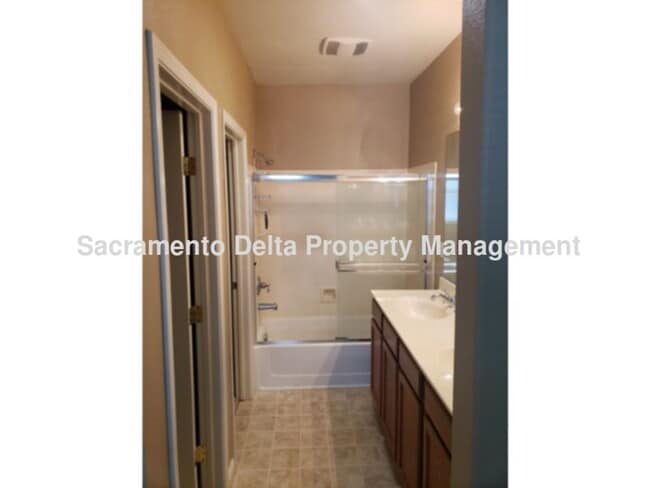 Building Photo - Adorable 2 bedroom 2 bath condo