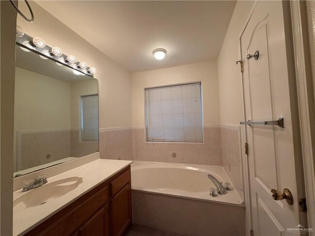 Building Photo - 25 Laurel Ave