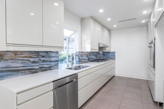 Building Photo - 15439 Vose St