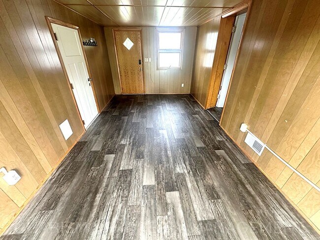 Building Photo - Spacious 2 Bedroom, 1.5 Bath Home, Newly U...
