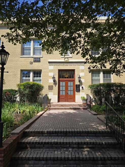 Building Photo - 3022 Wisconsin Ave NW