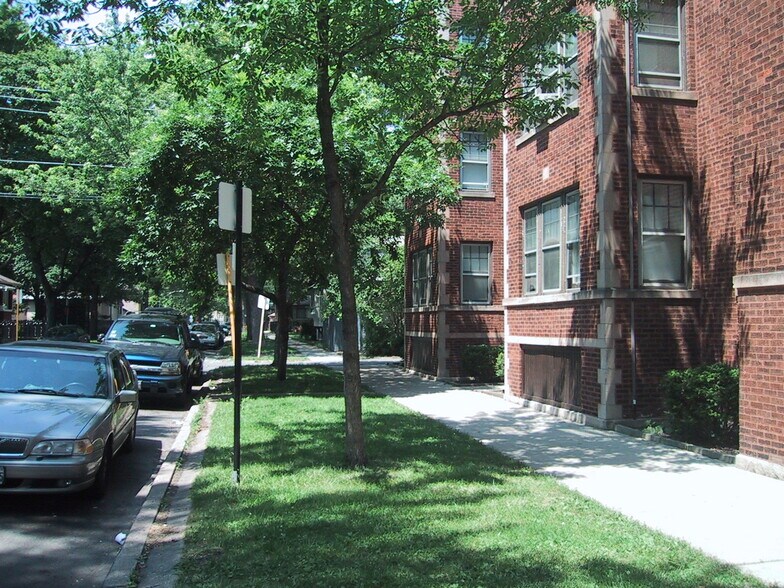 Building Photo - 3600 W Sunnyside Ave