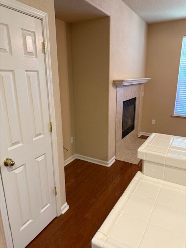 Building Photo - Gorgeous Natomas Condo