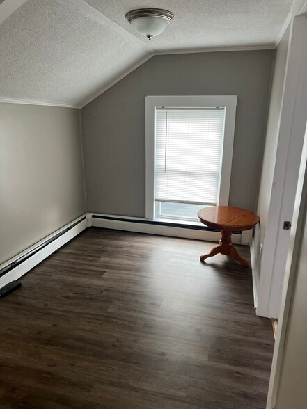 Building Photo - 420 William St