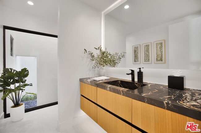 Building Photo - 30020 Morning View Dr