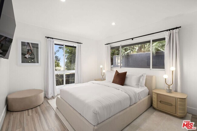 Building Photo - 9289 Swallow Dr