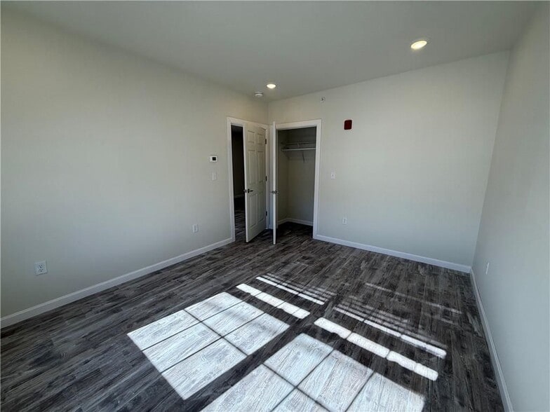 Building Photo - 327 Pine St