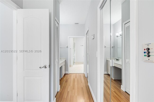 Building Photo - 1256 Manor Dr S