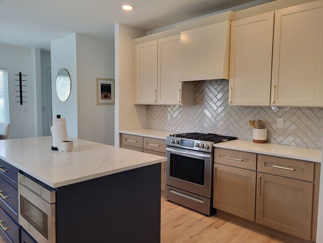 Building Photo - Furnished home in Lincoln Heights