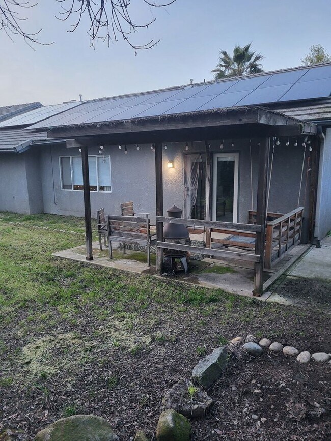 Building Photo - 3 bedrooms, 2 full bathrooms single-story home located in the heart of Visalia, CA.