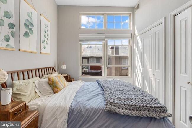 Building Photo - 714 Medina St