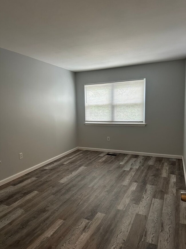 Building Photo - Great Berkshire Estates Condo HEAT INCLUDED