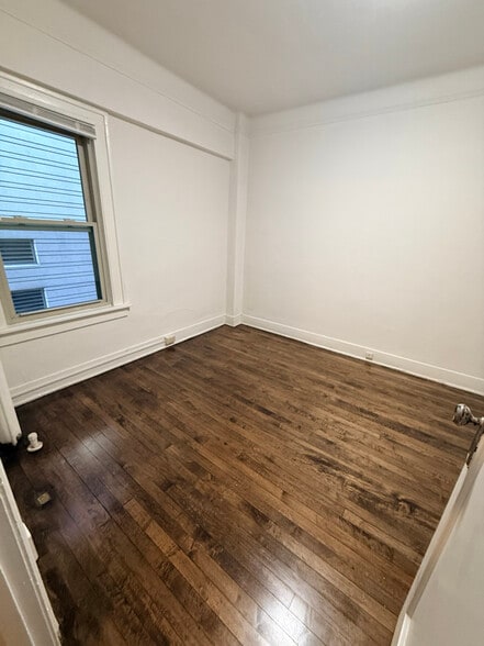 Building Photo - 913 E Kilbourn Ave