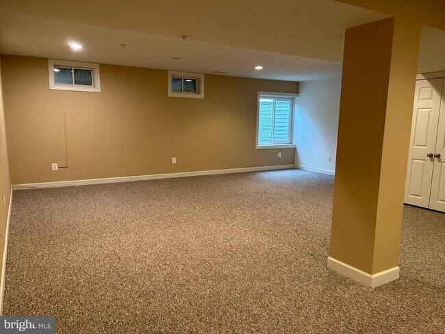 Building Photo - 338 Village Way